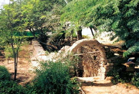 The largest of the rock-cut cisterns on the northwest coast of Futaisi Island (Photograph by ADIAS)