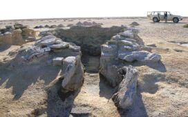 Marawah - A Late Pre-Islamic lime kiln on Marawah (site MR6.1)  (Photograph by Dr Mark Beech)