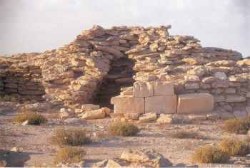 Umm an-Nar tomb before reconstruction (Photograph by Peter Hellyer)